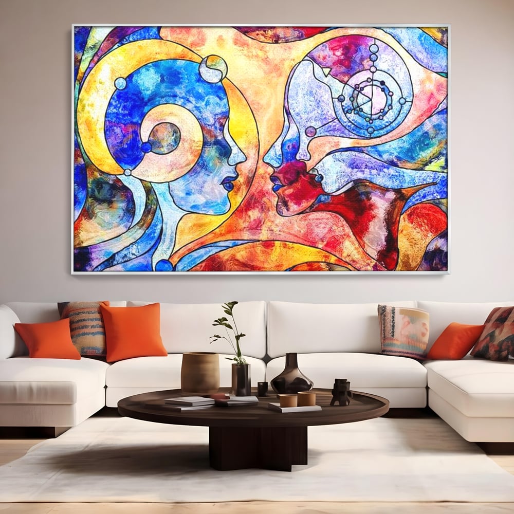 Tablou canvas cu tablou canvas cu doua chipuri profil, in rama de aluminiu argintiu, pe perete intr-un living